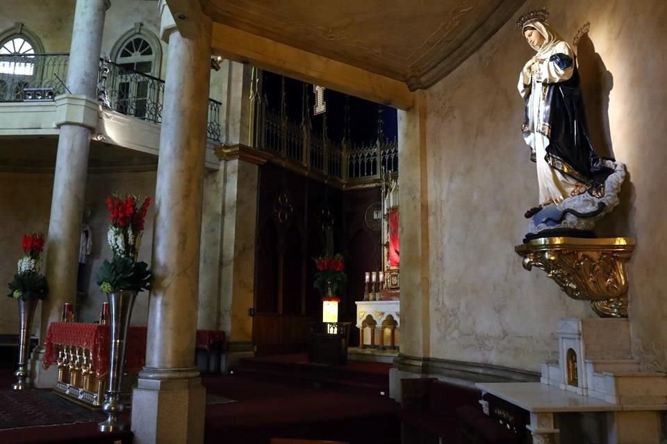 Los detalles del interior de la iglesia invitan a la contemplación.
