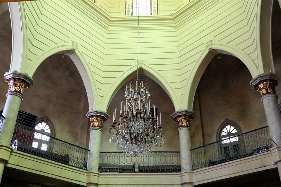 Los detalles del interior de la iglesia invitan a la oración y la contemplación.