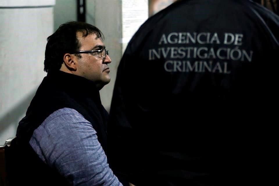 Familiares y funcionarios ligados al ex Gobernador de Veracruz Javier Duarte están implicados en la investigación por peculado, entre otros delitos, señaló la Procuraduría.