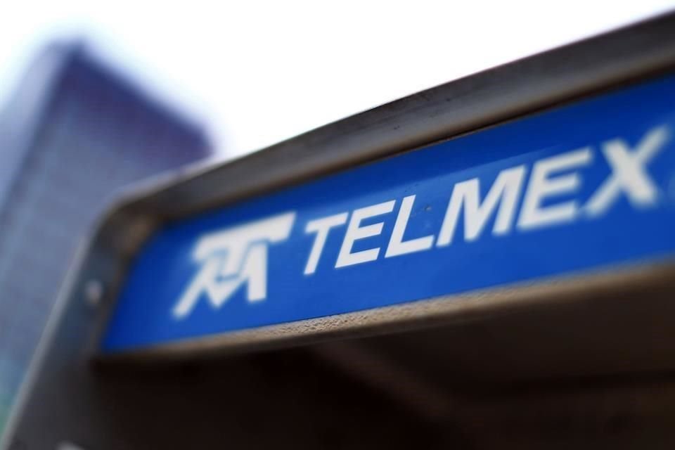 View of a logo of Mexican telephone company Telmex in downtown Mexico City, August 27, 2014. REUTERS/Edgard Garrido (MEXICO - Tags: BUSINESS LOGO TELECOMS)