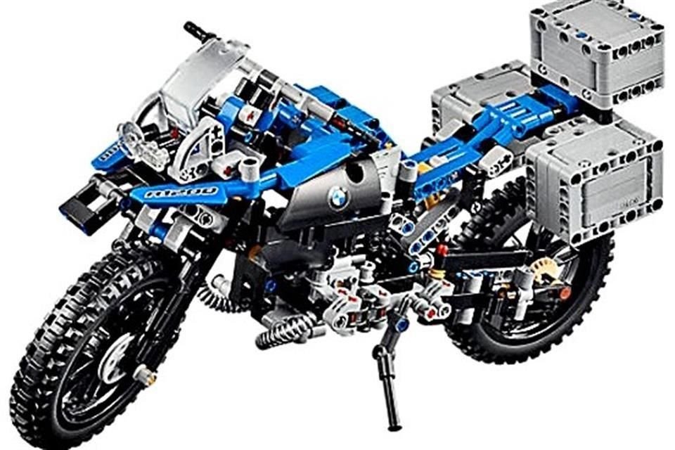 La motocicleta BMW R 1200 GS Adventure contiene 603 piezas lego para ensamblar, incluido el motor. 