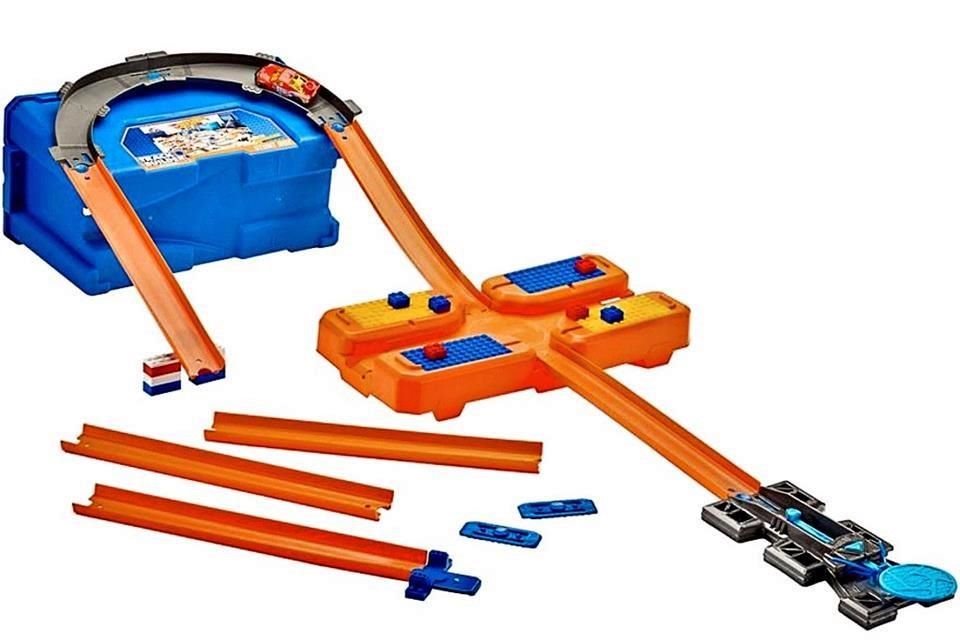 El kit Track Builder de Hot Wheels permite ensamblar circuitos para autos a escala.