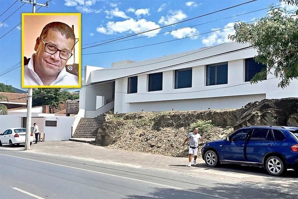 Guillermo Rentería se dirige a su vehículo tras salir de las instalaciones que utiliza como casa y oficina en la Colonia San Patricio, en San Pedro.
