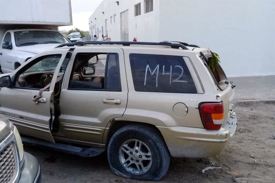 En redes circularon imágenes de vehículos baleados con la leyenda 'M-42'.
