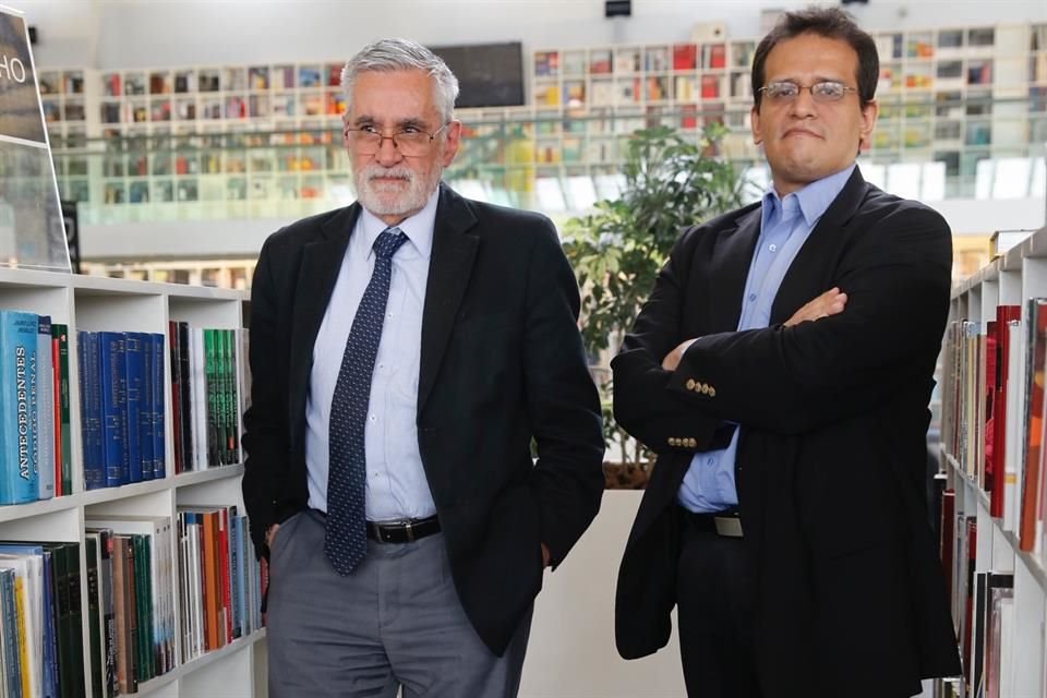 Víctor Jiménez, director de la Fundación Juan Rulfo, y el investigador Jorge Zepeda, en la Librería Rosario Castellanos.