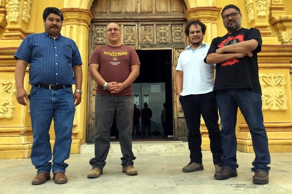 Los especialistas Juan Antonio Cerda (izq. a der.), Daniel Sandoval, José Manuel Chávez y Luis Fernando García protestaron por la falta de pago.