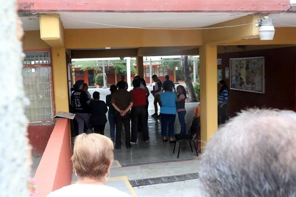 La menor, de aproximadamente 13 años, fue retenida en la dirección del plantel después de la agresión.