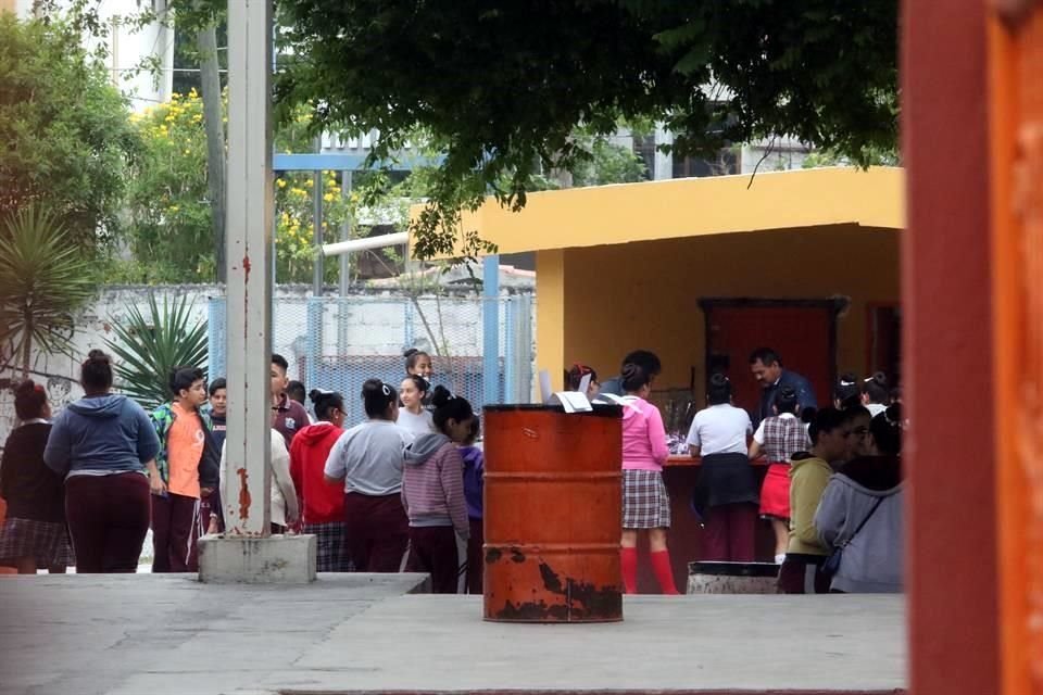 Alumnos permanecieron en el patio de la escuela luego de los hechos.