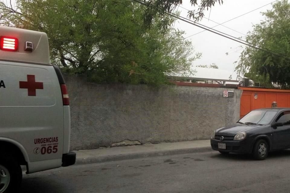 Una ambulancia de la Cruz Roja permaneció en el exterior del plantel.