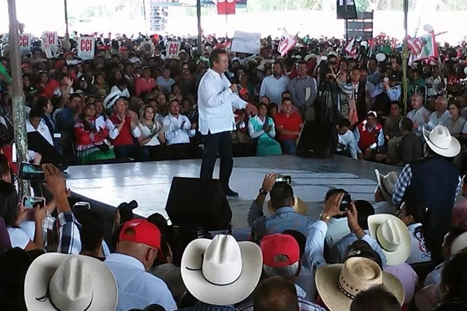 César Camacho Quiroz, coordinador de bancada del PRI en San Lázaro, estuvo en Villa Victoria con el candidato tricolor.