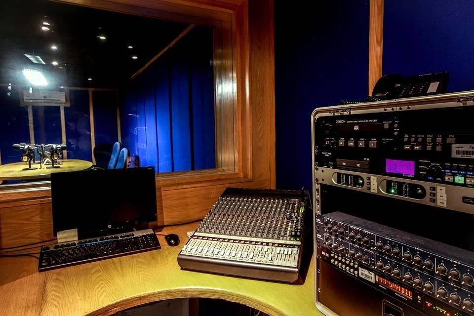 Grupo Radio Centro conservará a Universal Stereo como marca, pero no reveló en qué frecuencia podrían transmitirla.