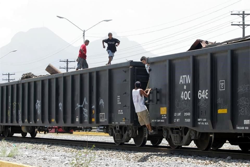 Los productos robados del tren encuentran una salida pronta en el mercado negro.