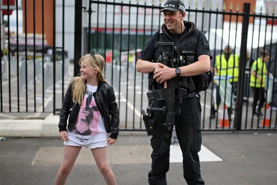 Decenas de personas arribaron desde temprana hora al Old Trafford Cricket Ground, en Manchester.