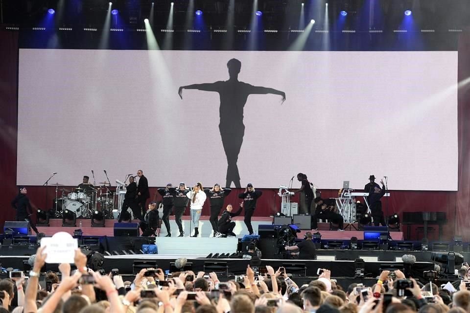 La estadounidense puso a bailar a todos con su éxito 'Break Free'.