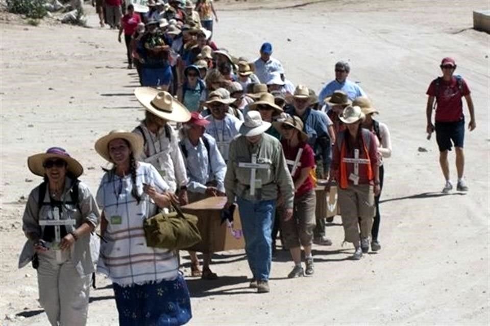 Personas de Estados Unidos, México y Centroamérica recorrieron una ruta utilizada por inmigrantes a través del desierto de Arizona.