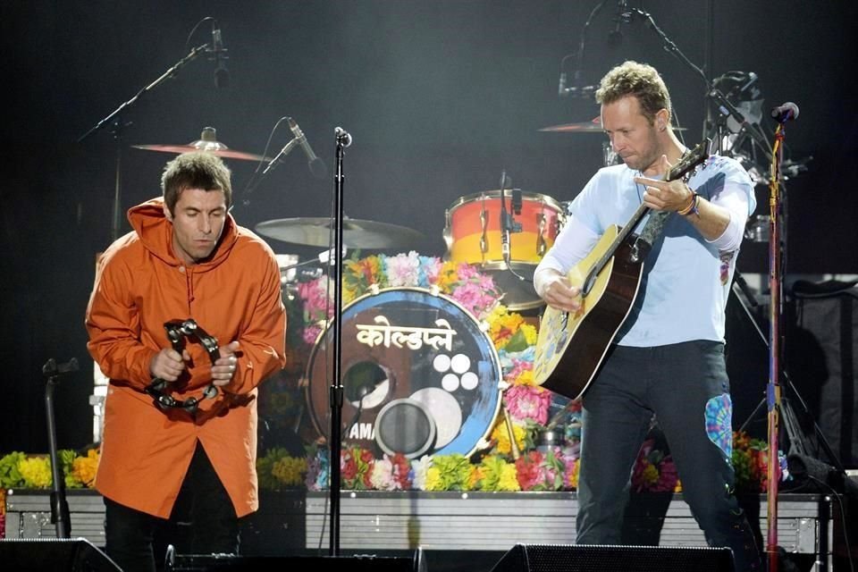 Chris Martin, vocalista de Coldplay, a dueto con Liam Gallagher en el tema 'Live Forever'.