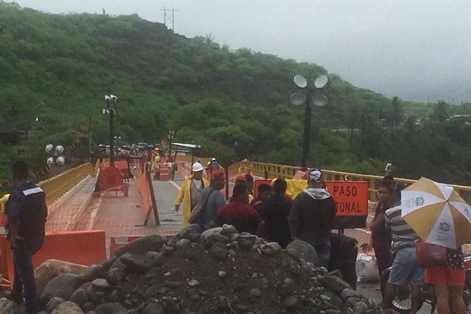 En Salina Cruz, el puente Tequisistln est cerrado hasta nuevo aviso, mientras se evalan los daos que le provoc la tormenta tropical 'Calvin'.