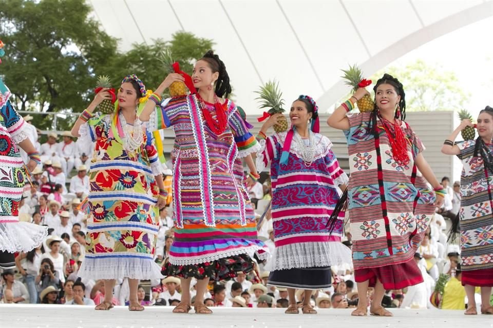 Según la tradición oaxaqueña, el significado de Guelaguetza es compartir.