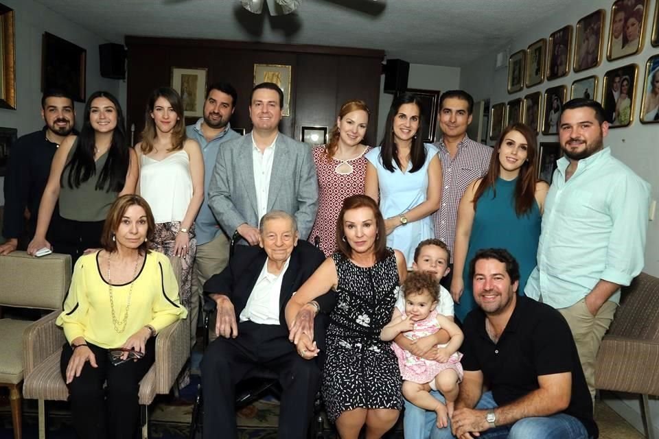 Felipe Benavides con su familia.