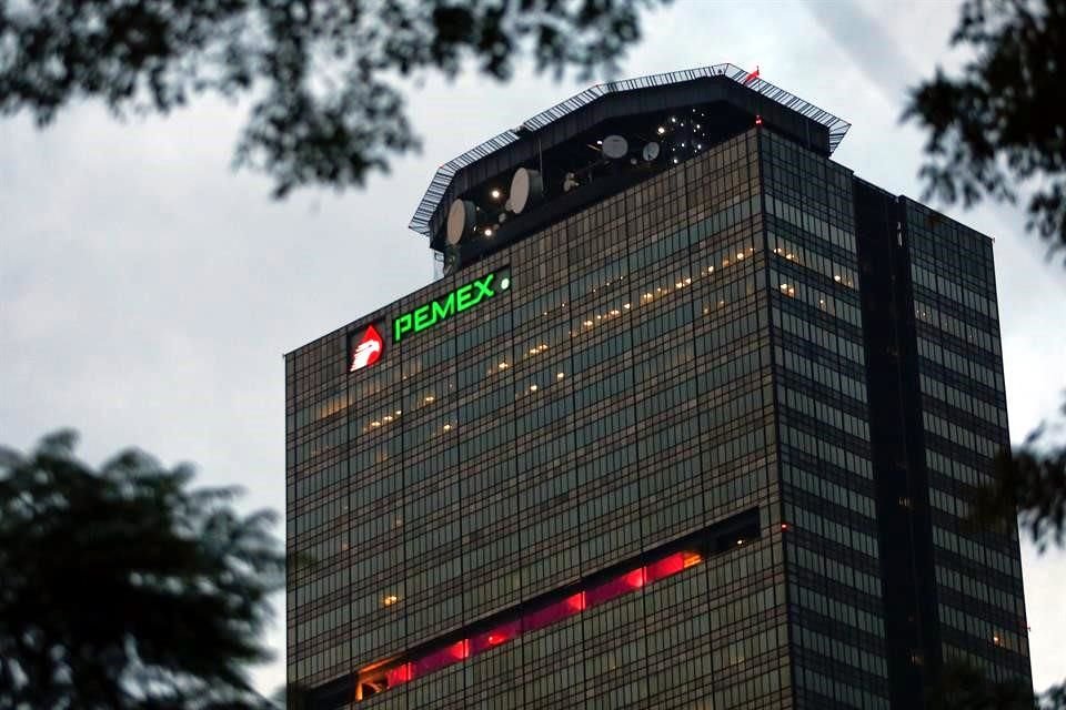 Moody's, Standard & Poor's y Fitch  han puesto la nota crediticia de Pemex en perspectiva negativa, una idea que podría fortalecerse con la caída de los petroprecios.