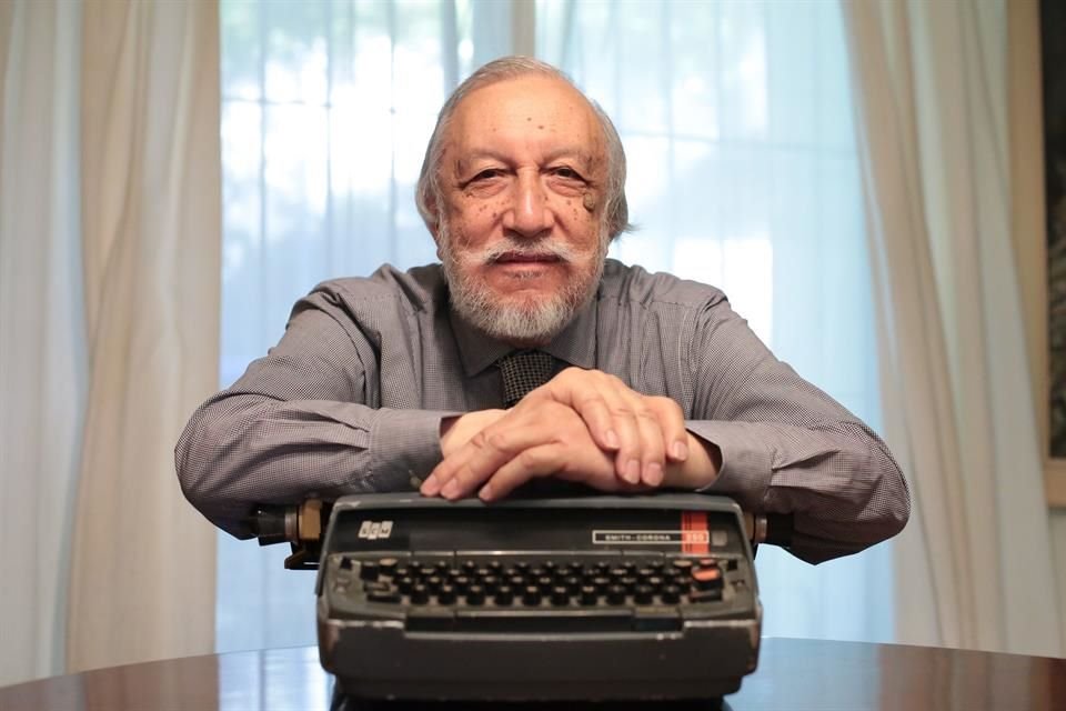 Miguel Covarrubias ha cubierto por décadas todas las facetas intelectuales: poeta, cuentista, traductor, editor y maestro de generaciones.