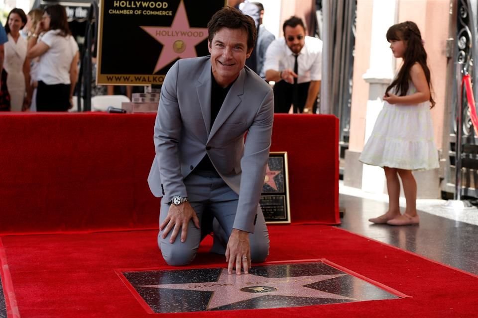 Jason Bateman develó este miércoles su estrella en el Paseo de la Fama de Hollywood.