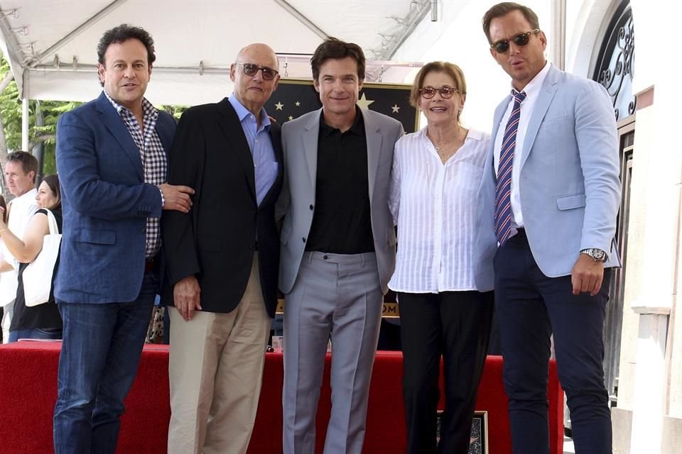 El creador y los miembros del cast de 'Arrested Development'acompañaron a su compañero durante la develación.