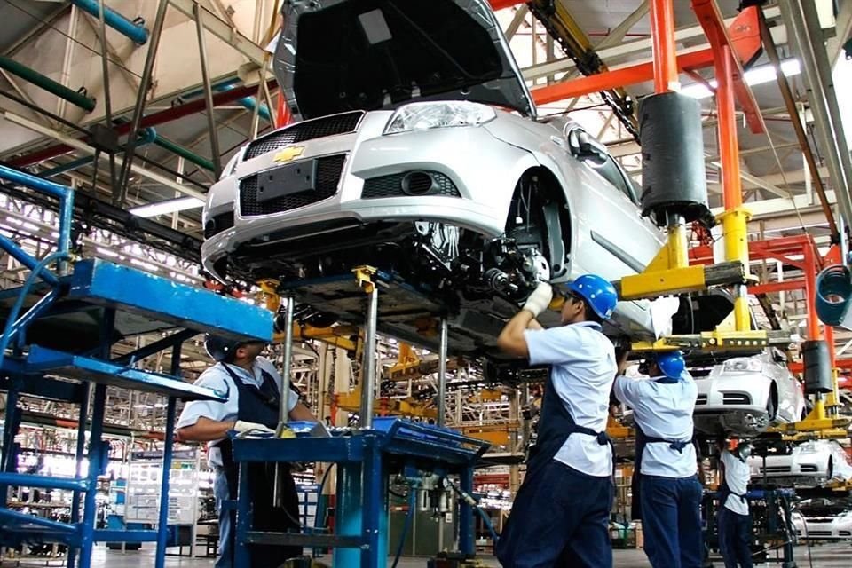 La industria del calzado, ícono de Guanajuato, ha perdido atractivo como empleador y trabajadores de ese sector migran al automotor.