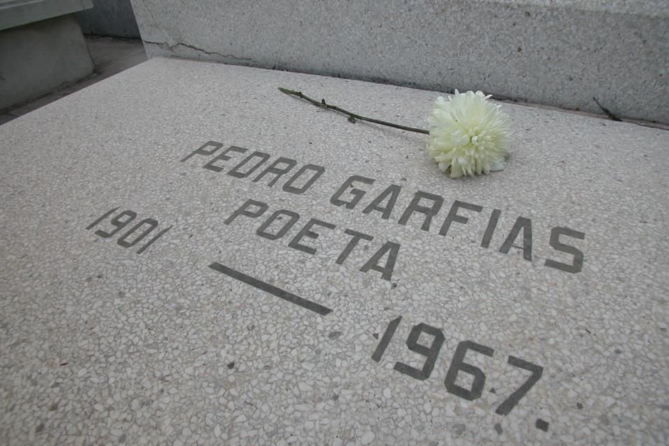 Tumba de Pedro Garfias en el Panteón del Carmen.