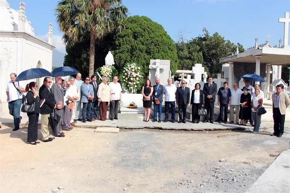 Cerca de 30 personas rindieron homenaje a Pedro Garfias en el Panteón del Carmen.