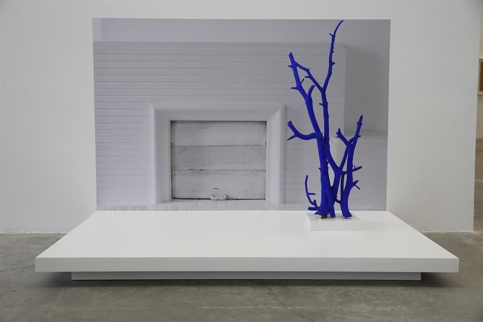 Esta instalación de un árbol azul frente a la fotografía de su chimenea, en Montparnasse, podría ser la última que hizo Klein.