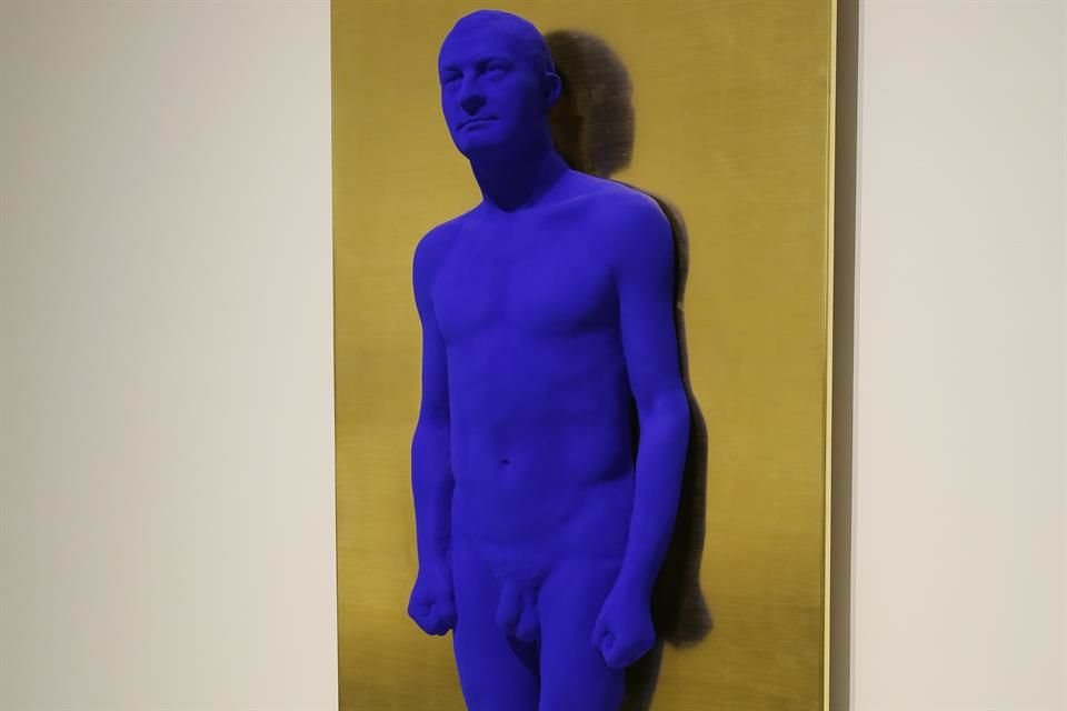 El color de Klein tiene pigmentos que parecen flotar sobre la superficie, dando un acabado mate que lo contrasta con los acabados tradicionales en la pintura.