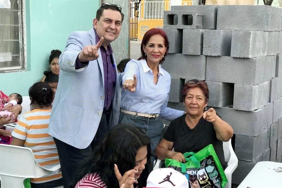 Junto a su ex yerno Alejandro Medrano, durante una lotería en la Col. San Gilberto, María Teresa Martínez Galván entregó como premio bolsas de BEN 10, como las que regala el DIF estatal.