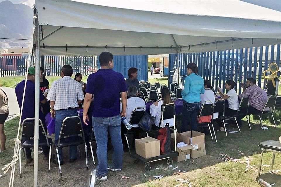 'Doña Tere' entregó apoyos en un evento de Desarrollo Social estatal, en la Colonia Hacienda El Palmar, en Santa Catarina.