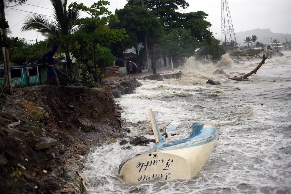 Deja huracán inundaciones en el Caribe mientras se enfila hacia Haití y las islas de Turcos y Caicos