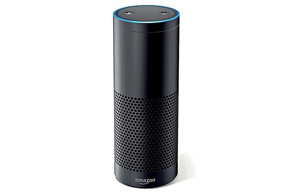 Alexa responde al sonido de tu voz en la bocina inteligente Echo, incluso si estás lejos de ella o si hay música sonando en ese momento.