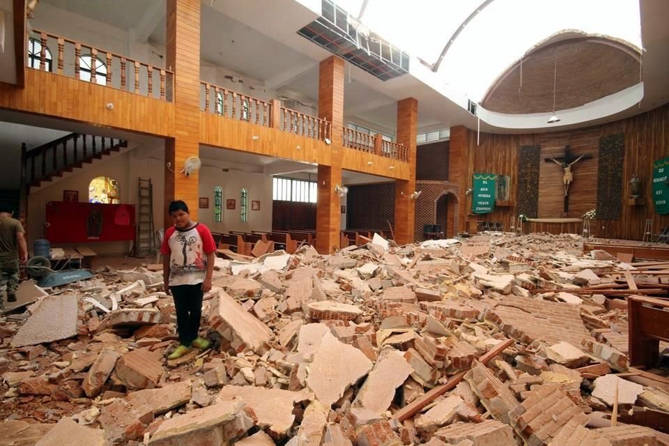 En Tonalá, casas, iglesia y edificios públicos sufrieron severos daños por el sismo de magnitud 8.2, registrado la noche del jueves.