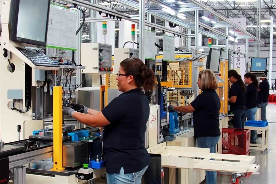 En términos anuales, el total de horas hombre trabajadas en el sector de la manufactura cayó 2.37 por ciento.