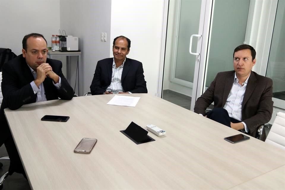 Juan Francisco Fernández (derecha) es licenciado en Economía por el ITESM.