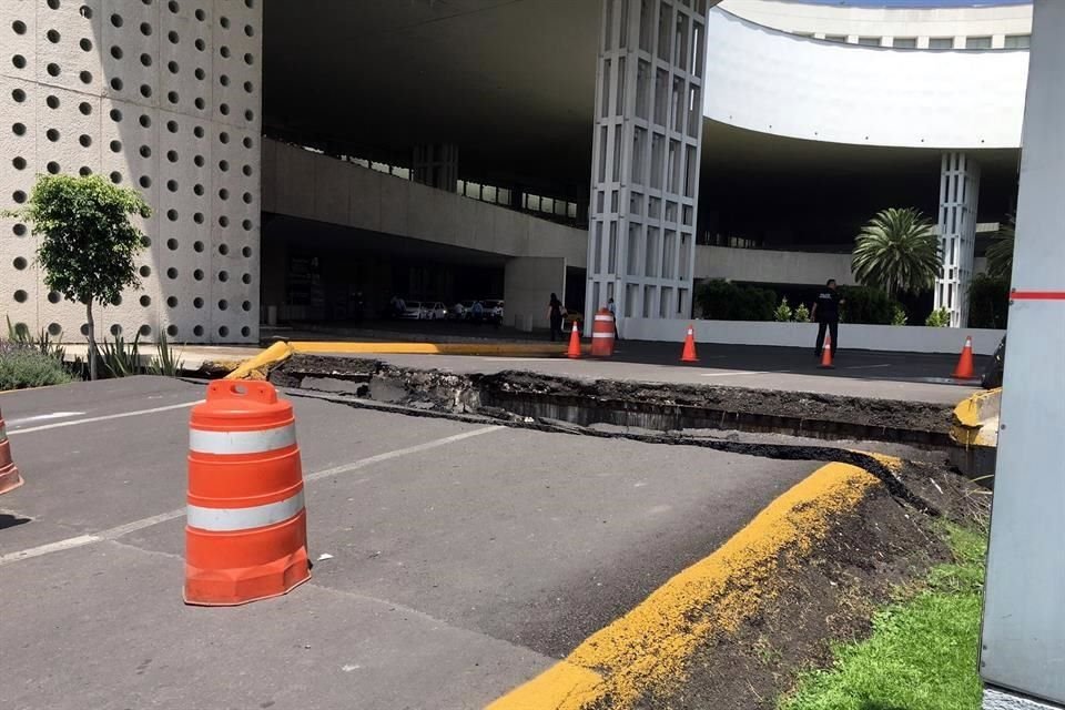 La Terminal 2 del Aeropuerto Internacional Benito Juárez quedó con un socavón en el acceso principal.