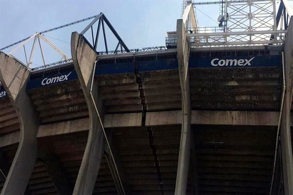 El Estadio Azteca resultó con daños y grietas.