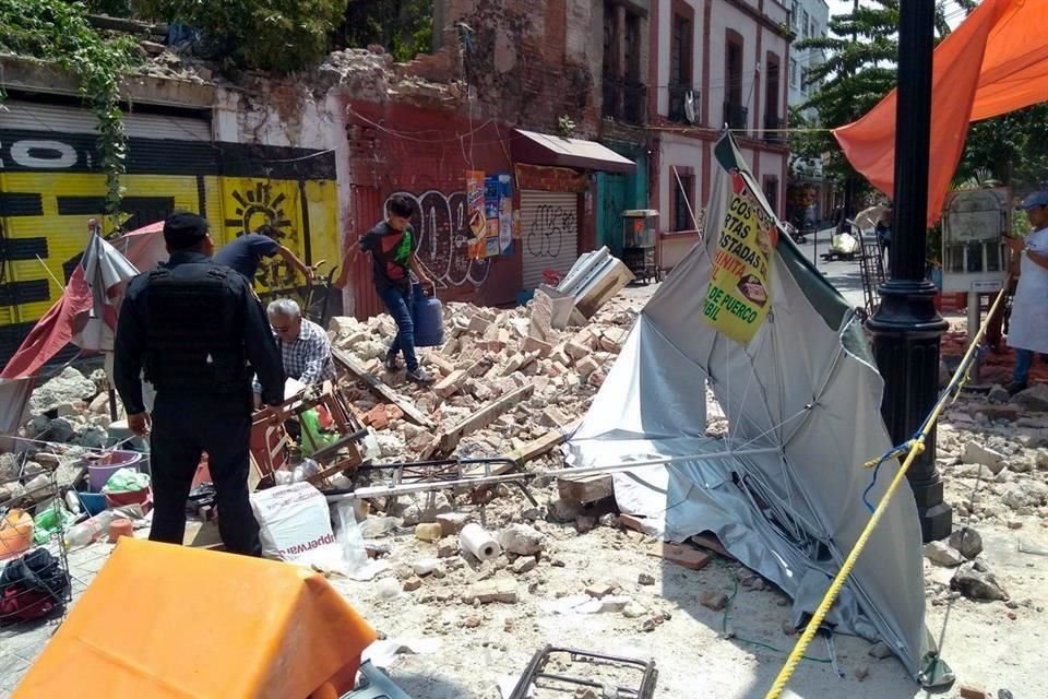 Algunas banquetas quedaron llenas de las piedras que cayeron desde los inmuebles.