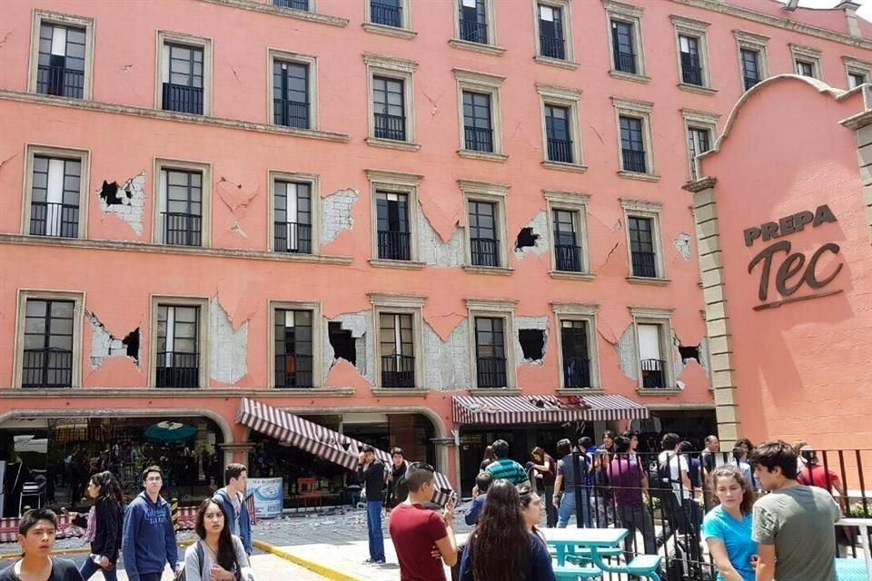 La fachada de la Prepa Tec Campus Ciudad de México sufrió afectaciones. Los alumnos fueron evacuados.