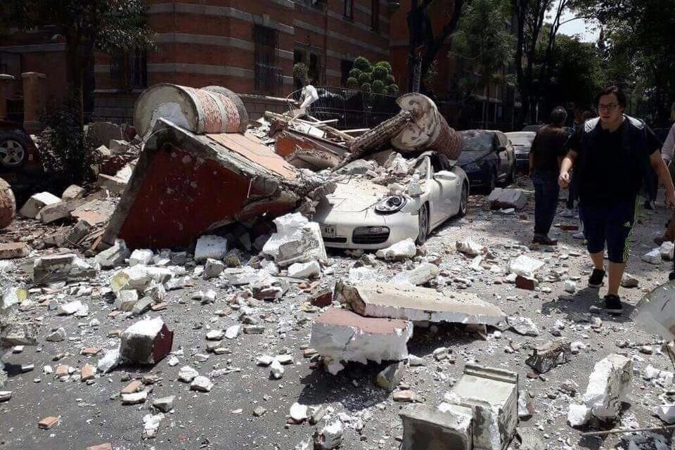 Las marquesinas que se desprendieron de los edificios cayeron sobre vehículos estacionados.