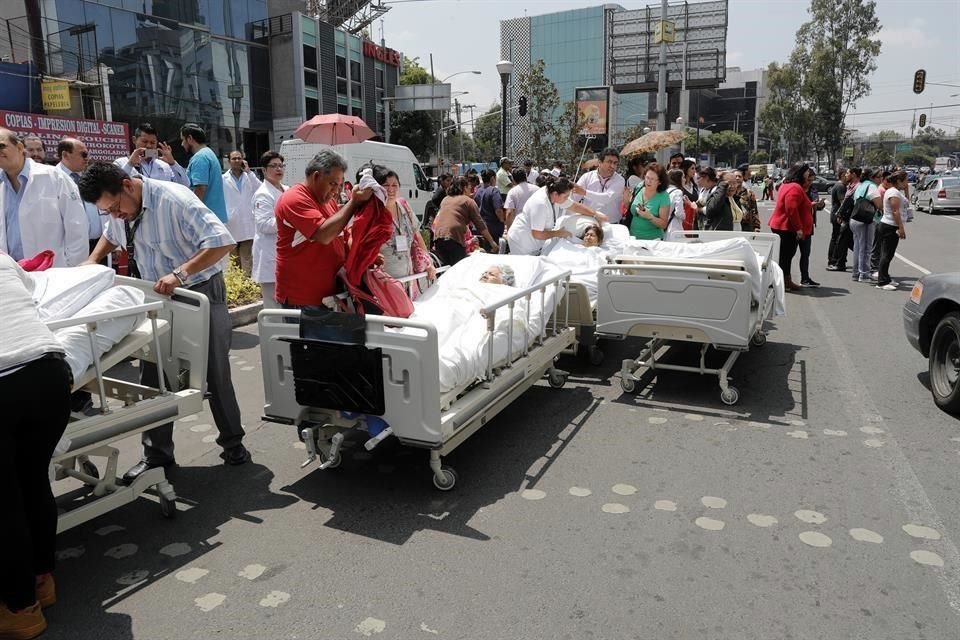 Varios pacientes de centros médicos fueron evacuados.