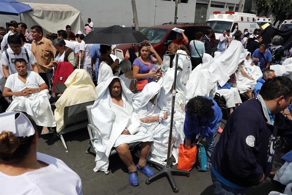 Personal médico colocó mobiliario en la vía pública para acomodar a los pacientes.