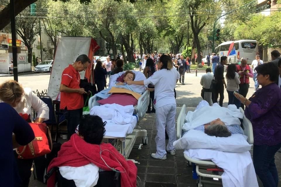 En sillas o camillas, los médicos y enfermeras pusieron a salvo a los derechohabientes.