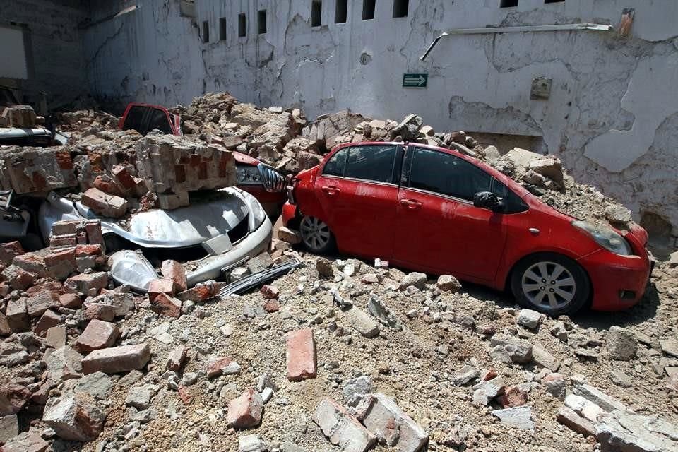 Varios automóviles quedaron enterrados entre el escombro.
