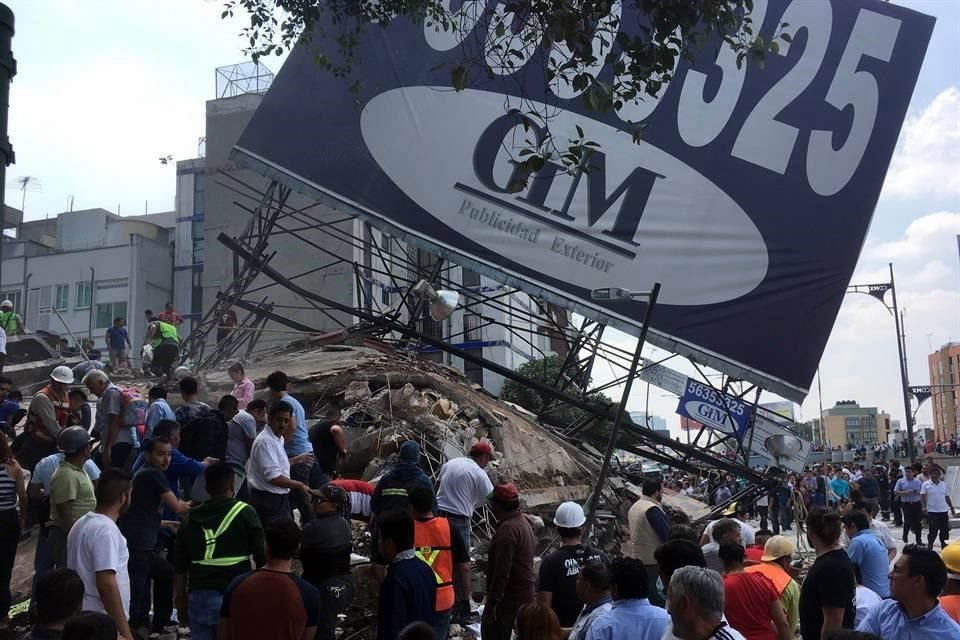 Hasta espectaculares fueron derribados por el temblor.