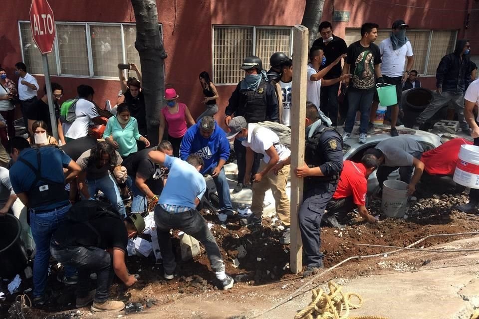 Tras el derrumbe de edificios, ciudadanos apoyaron las labores para remover los restos y buscar posibles víctimas.